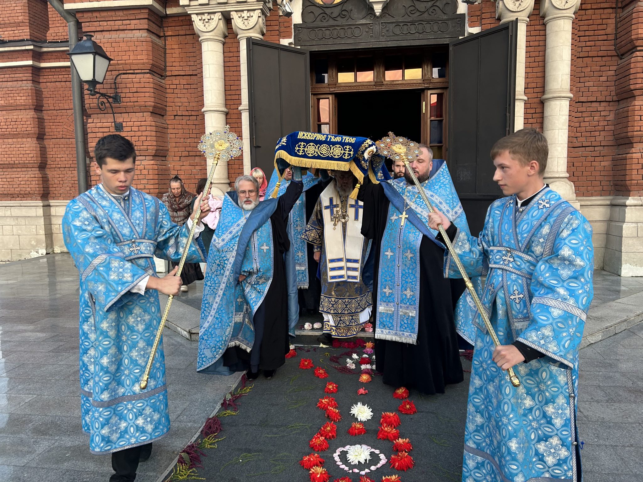 Чин погребения богородицы читать. Чин погребения Плащаницы крестный ход. Утреня с чином погребения. Картинки утреня чин погребения.